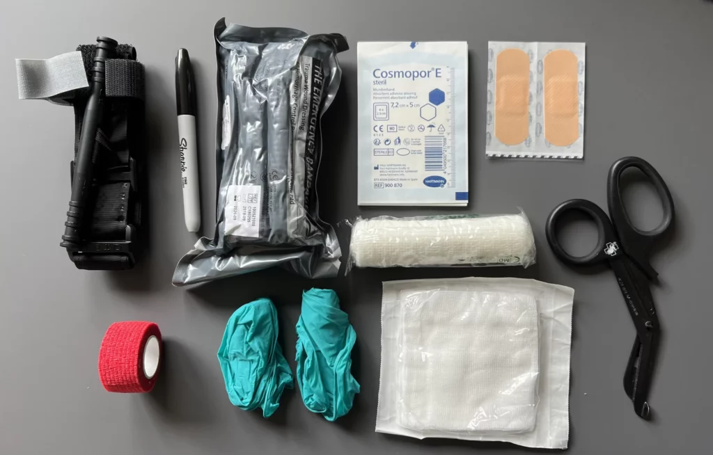 Vybavení osobní lékárničky na střelecký opasek.